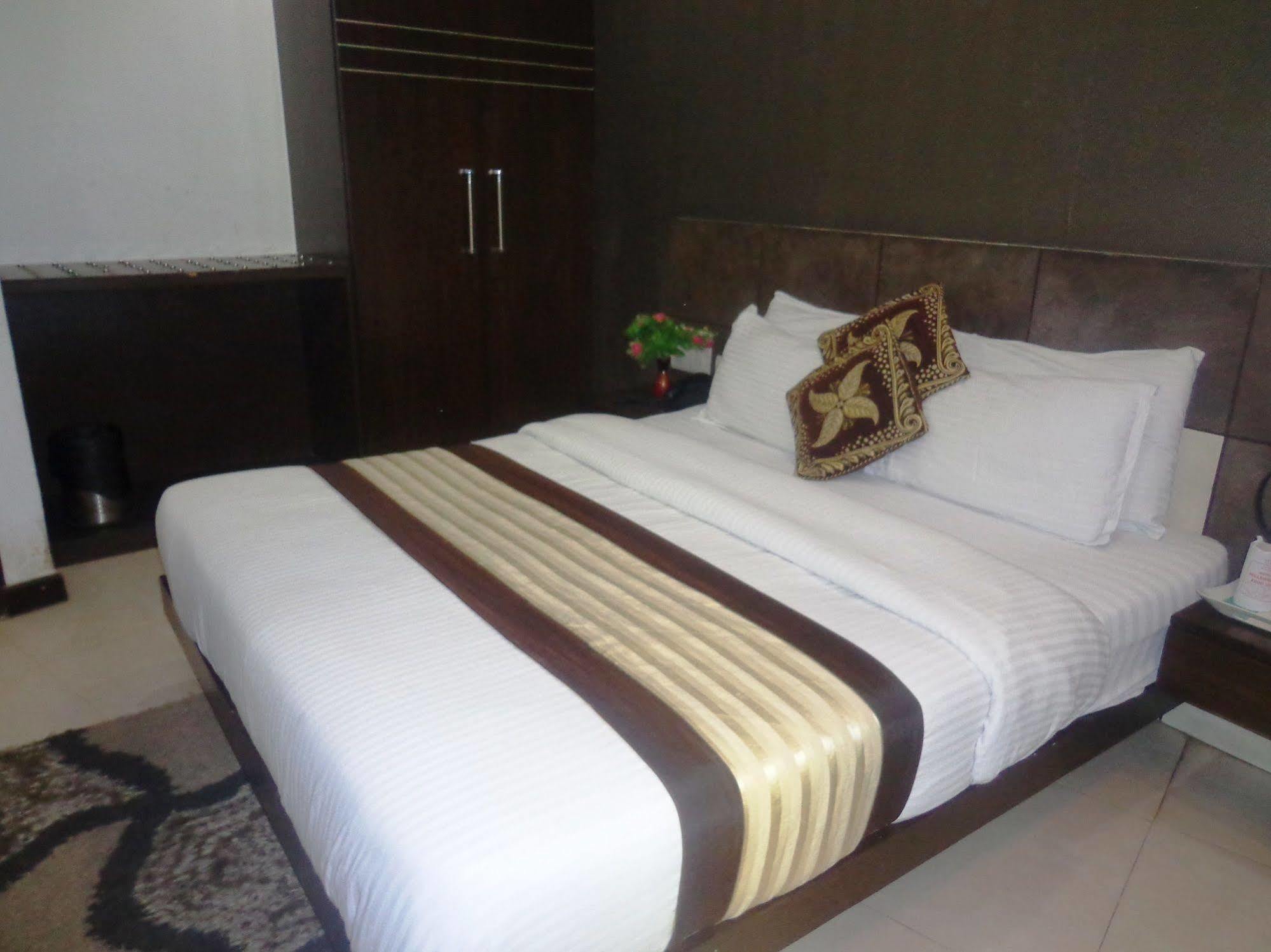 Hotel Milllennium 2000 Dx New Delhi Eksteriør billede